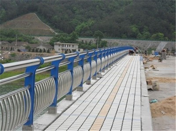 河源不锈钢桥梁护栏的特性及其在现代建筑中的应用